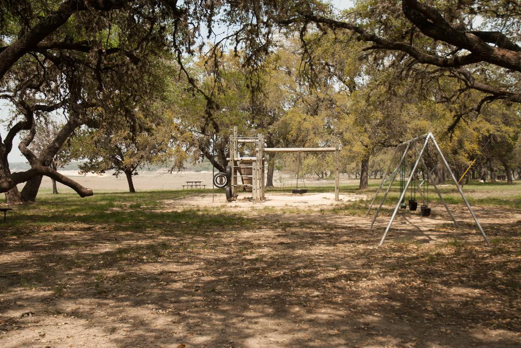 Medina Lake Camping Resort Cabin 3 Lakehills Ngoại thất bức ảnh